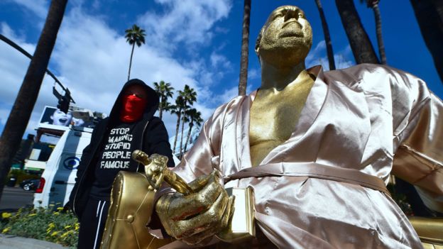 Plastic Jesus es el seudónimo del artista urbano anónimo que esculpió la estatua. AFP