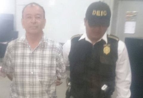 Carlos Enrique Muñoz, señalado de incurrir en agresión sexual, es capturado por la Policía. (Foto Prensa Libre: PNC)