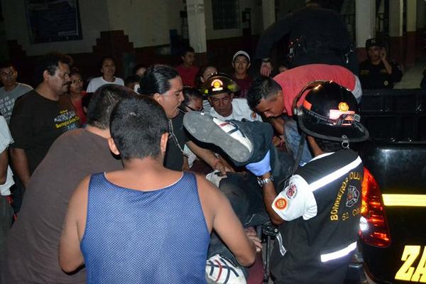 Trasladan el cadáver el conductor de un mototaxi atacado en Gualán, Zacapa. (Foto Prensa Libre: Julio Vargas)<br _mce_bogus="1"/>