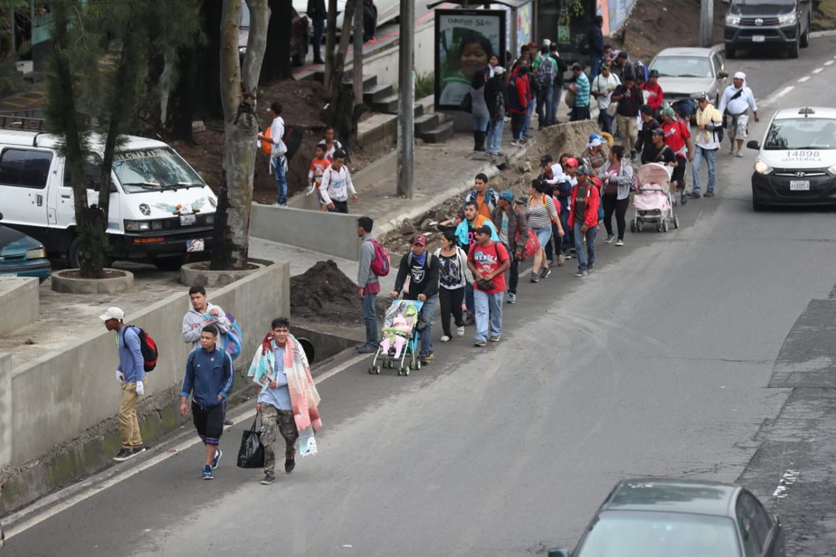 Un grupo de cientos de migrantes hondureños avanza por el Anillo Periférico rumbo a la frontera con México, donde los esperan más personas. (Foto Prensa Libre: Óscar Rivas)