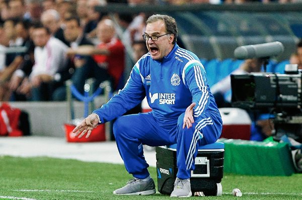 El argentino Marcelo Bielsa ha causado sensación desde sus llegada al Marsella por su forma de ser. (Foto Prensa Libre: AP)