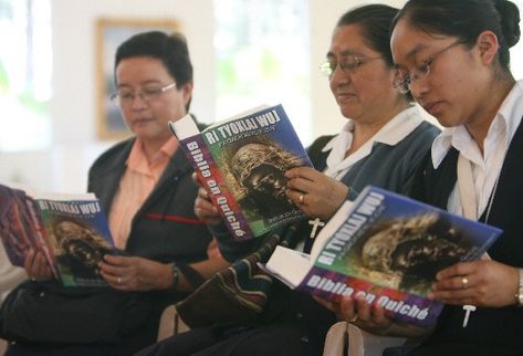 Tres novicias leen, en el Santuario Eucarístico, la Biblia traducida al idioma k'iche'