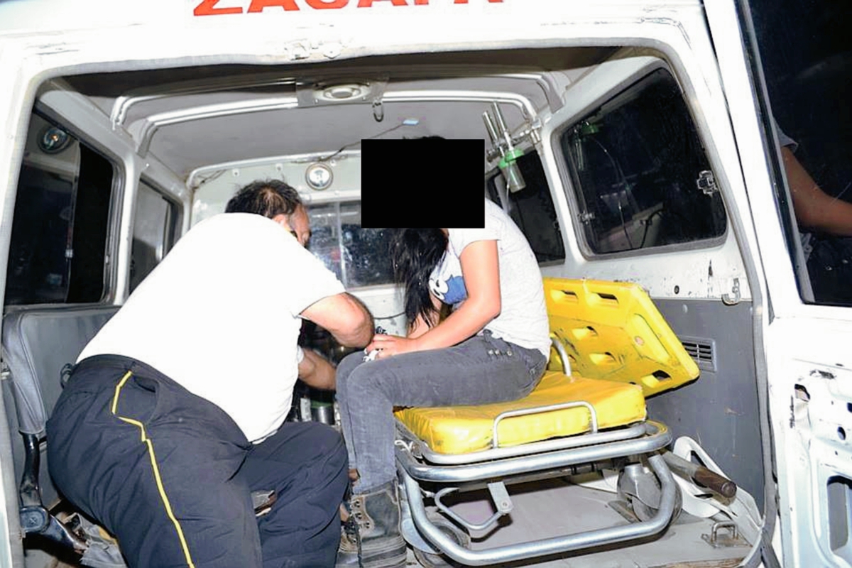 La víctima  fue auxiliada por Bomberos Voluntarios. (Foto Prensa Libre: Víctor Gómez)