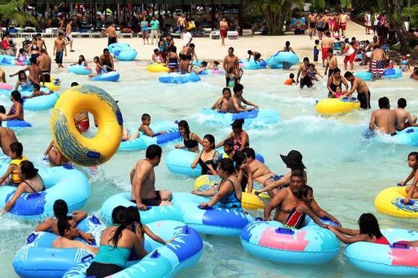 Guatemaltecos disfrutan del descanso de Navidad en parque de Xocomil. (Foto Prensa Libre: Rolando Miranda)