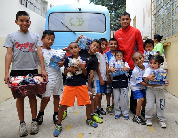Barrondo compartió con los pequeños del proyecto Futuro Vivo (Foto Prensa Libre: Óscar Felipe Q.)