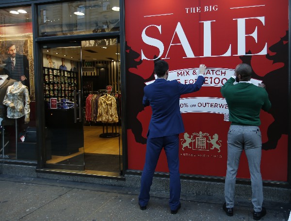 Las calles de Londres están listas para el Boxing Day. (Foto Prensa Libre: AP)