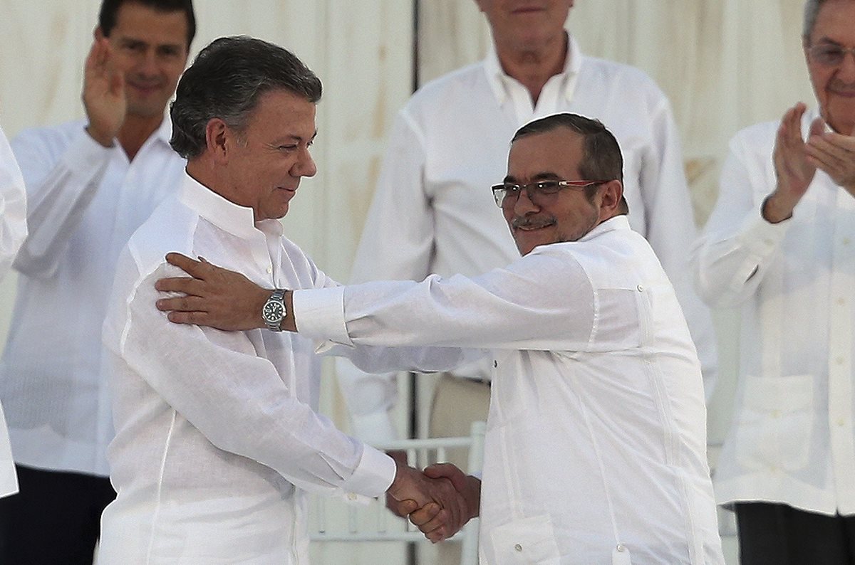 Santos y Londoño esperan que Nobel sea un impulso a la paz en Colombia. (Foto Prensa Libre: AP)