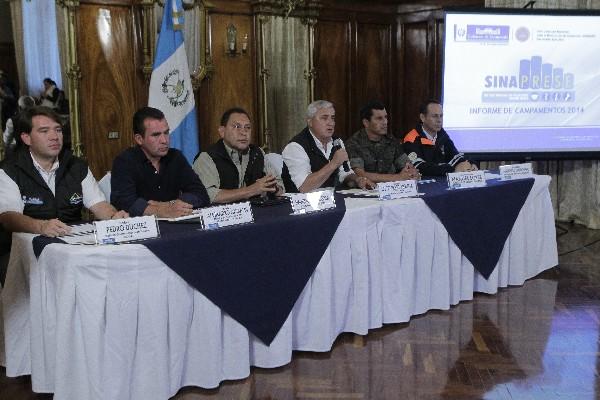 Pérez Molina —al centro— da conferencia junto funcionarios de Gobernación, Defensa y Conred.