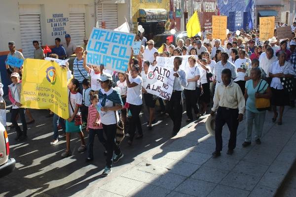 La marcha empezó frente a la parroquia de Jutiapa. Los feligreses recorrieron la calzada 15 de Septiembre hasta llegar al Centro Pastoral, ubicado en el km 118 de la ruta Interamericana. (Foto Prensa Libre: Óscar González)