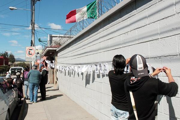 Manifestantes protestan frente al consulado mexicano en Quetzaltenango. (Foto Prensa Libre: Carlos Ventura).