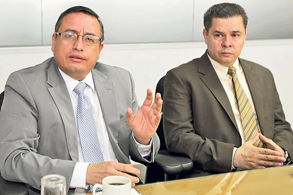 El presidente del Tribunal Supremo Electoral, Rudy Pineda, y el magistrado Jorge Mario Valenzuela explican la falta de presupuesto en visita a Prensa Libre.