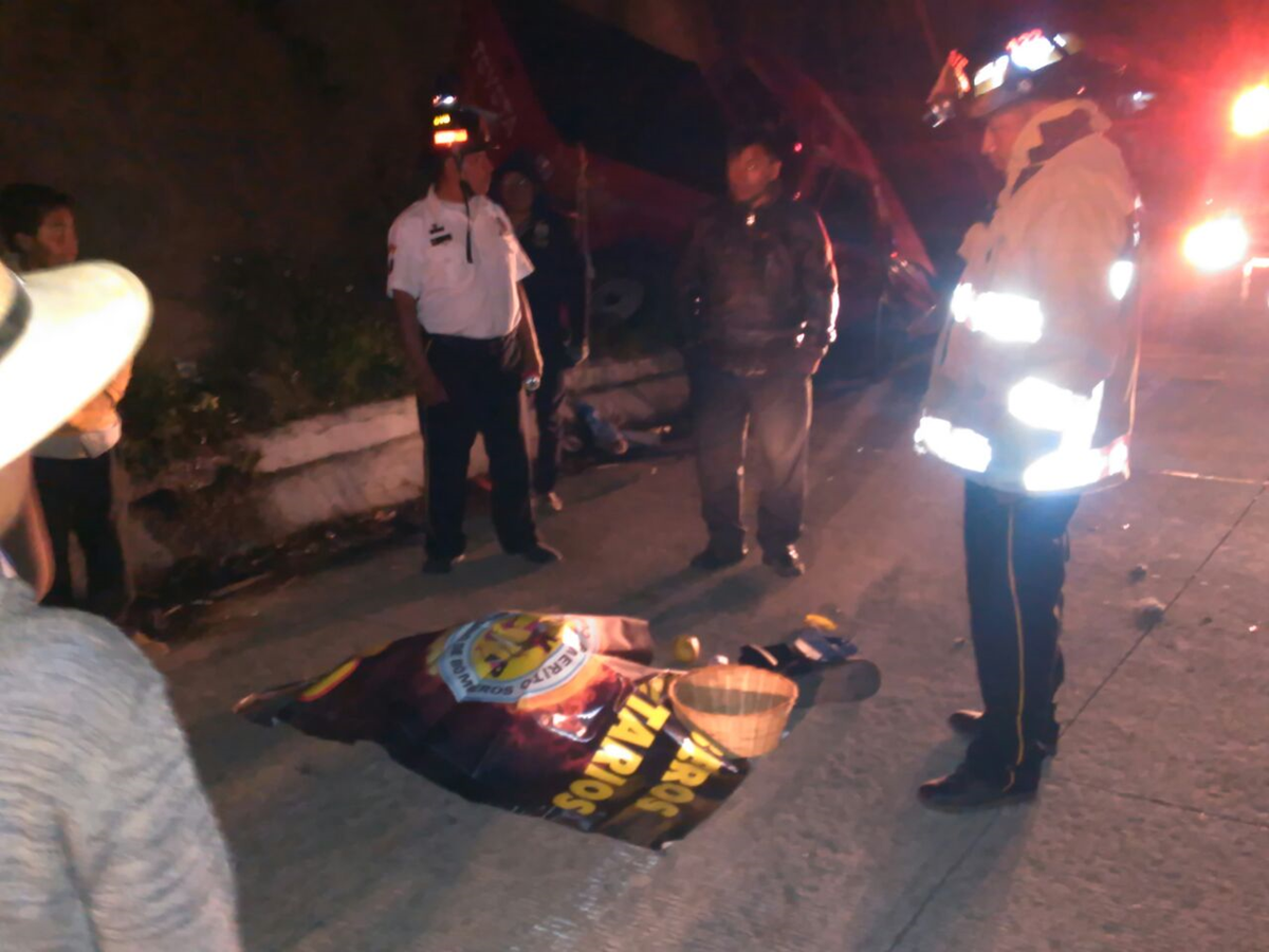 Bomberos Voluntarios intentaron salvar la vida de la bebé, pero ya había fallecido por la gravedad de los golpes. (Foto Prensa Libre: Ángel Julajuj)