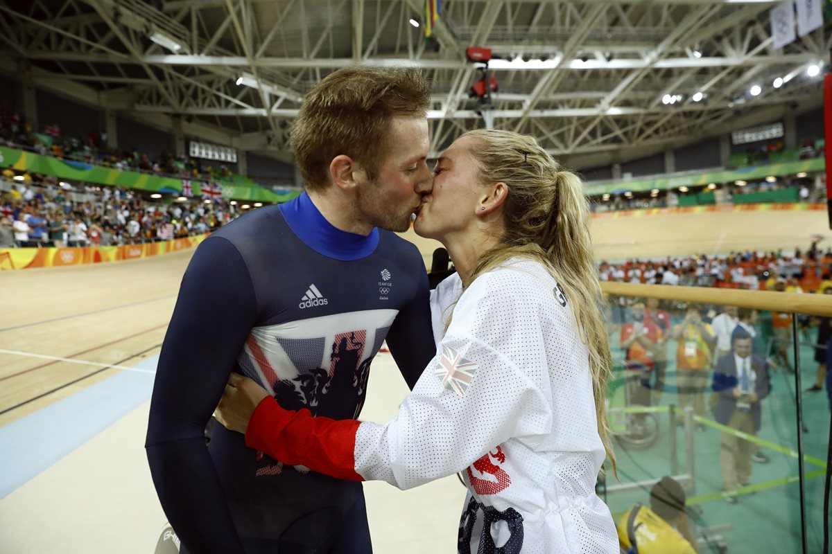 Laura Trott, besa a su prometido Jason Kenny luego de que ambos ganaran la medalla de oro. (Foto Prensa Libre: AP)