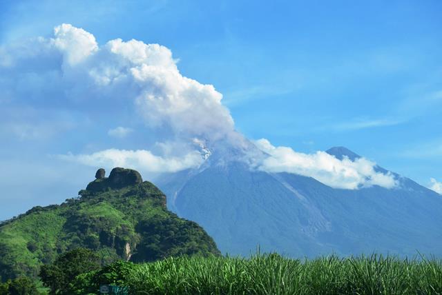Imagen del viernes último del Volcán de Fuego, que se encuentra en su erupción número 12 en este año. (Foto Prensa Libre: Carlos Paredes)
