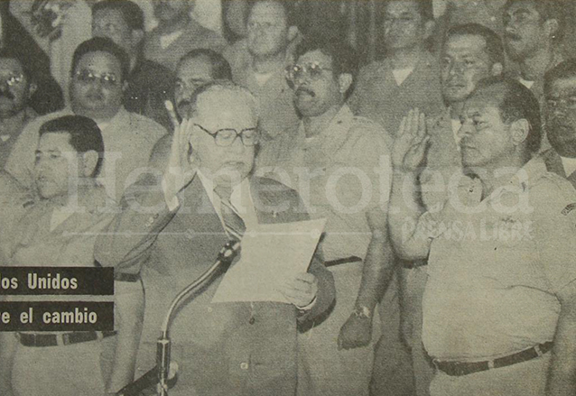 El presidente de la Corte Suprema de Justicia, Ricardo Sagastume Vidaurre juramenta al general Óscar Humberto Mejía Víctores como Jefe de Estado el 8 de agosto de 1983. (Foto: Hemeroteca PL)