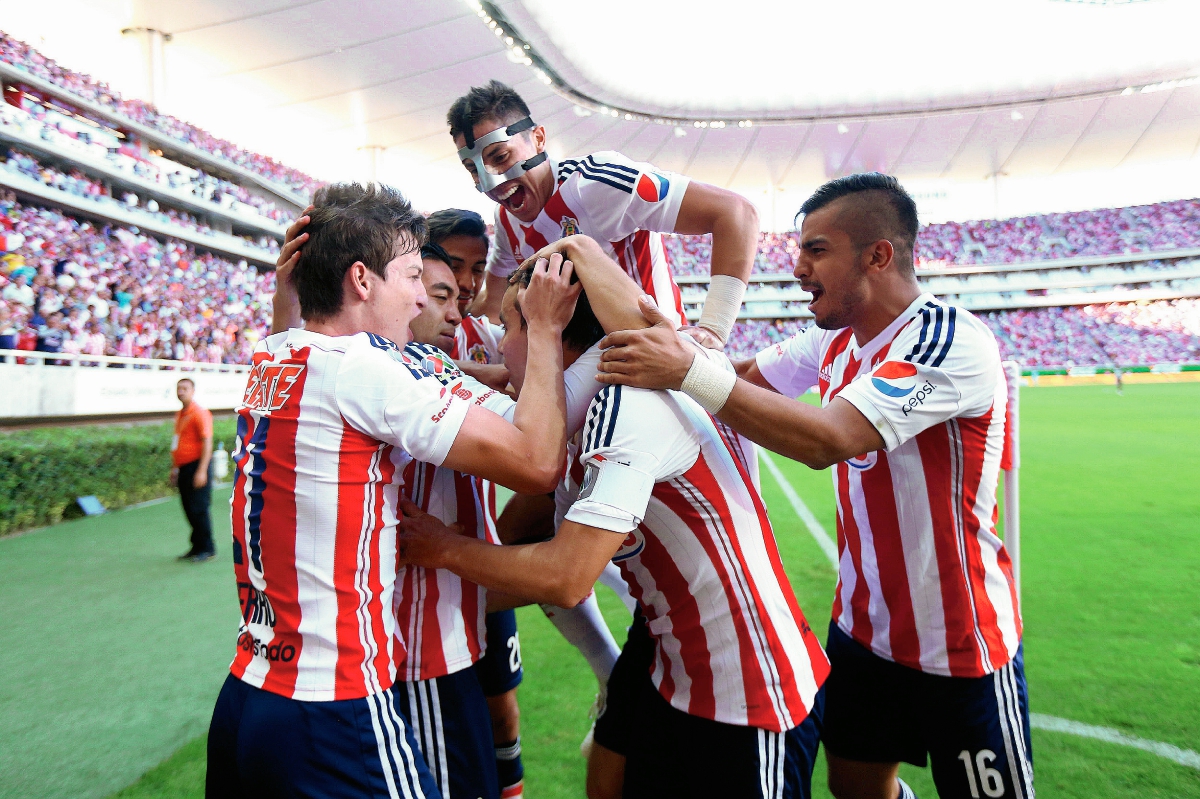Jugadores de Chivas celebran en el estadio Omnilife de la ciudad de Guadalajara. (Foto Prensa Libre: EFE )