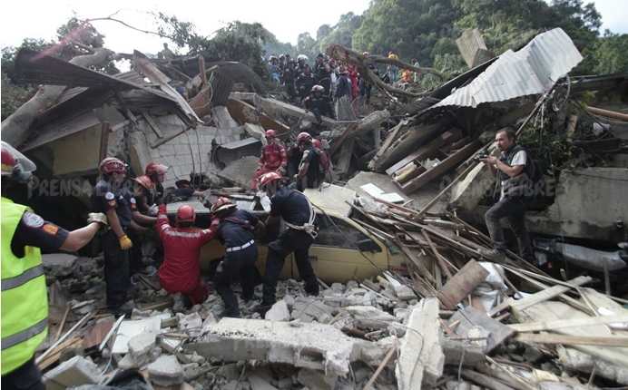 Socorristas evacúan a personas afectadas por deslizamiento en colonia El Cambray, Santa Catarina Pinula. (Foto Prensa Libre: Edwin Bercián).