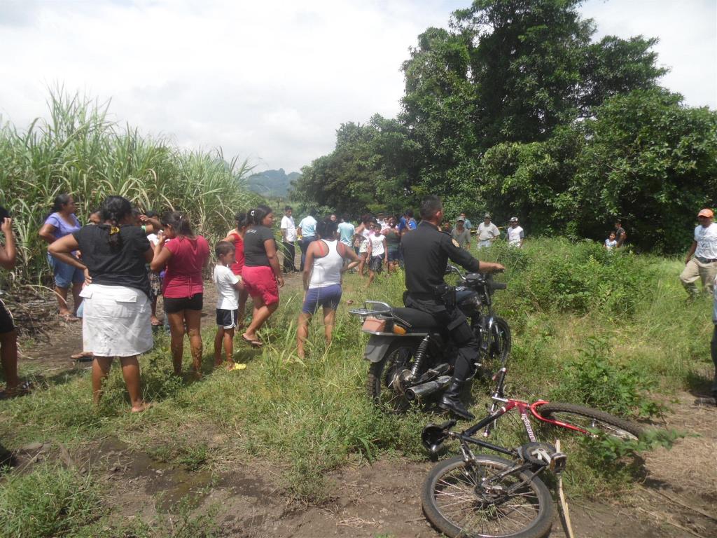 Curiosos llegan a identificar los cadáveres que estaban entre unos cañales de una finca ubicada en Siquinalá, Escuintla. (Foto Prens Libre: Carlos Paredes).