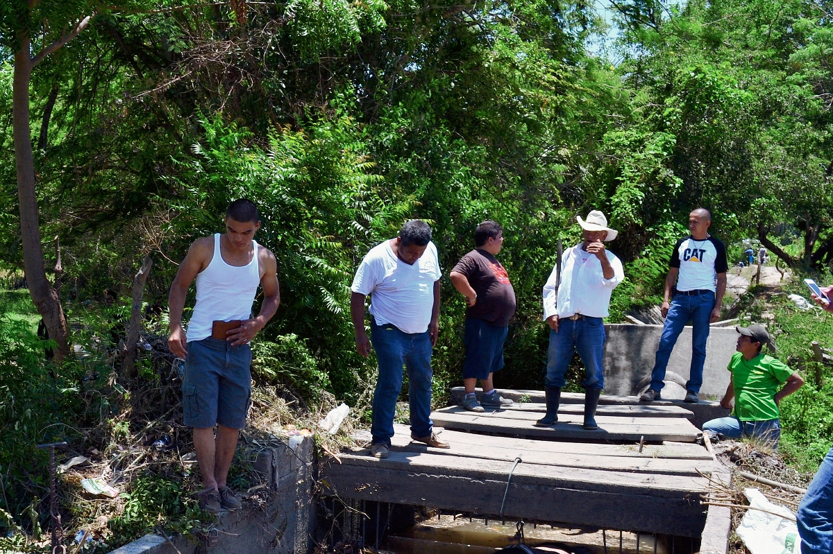 Pobladores de  Estanzuela, Zacapa, observan el cuerpo de Edwin Ramos, quien desapareció el lunes último. (Foto Prensa Libre: Víctor Gómez)
