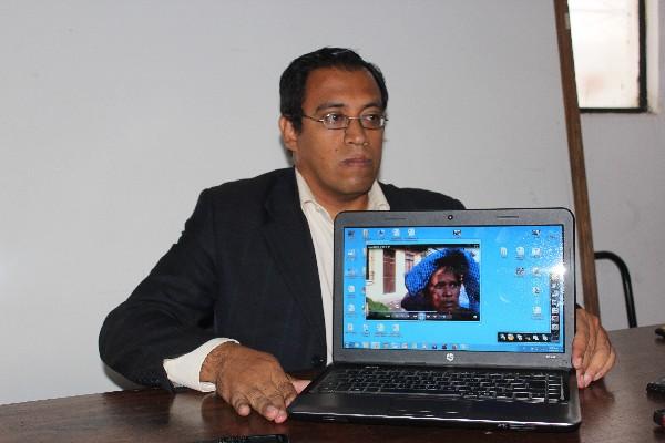 Álex Gutiérrez, director de Comunicación de Fonades, muestra el video sobre la denuncia de los vecinos de San Andrés Itzapa.