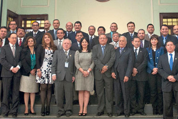 Los comisionados para elegir magistrados de CSJ posan para una foto del recuerdo. (Foto Prensa Libre)