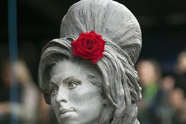 La escultura tiene el peculiar peinado de Amy Winehouse.