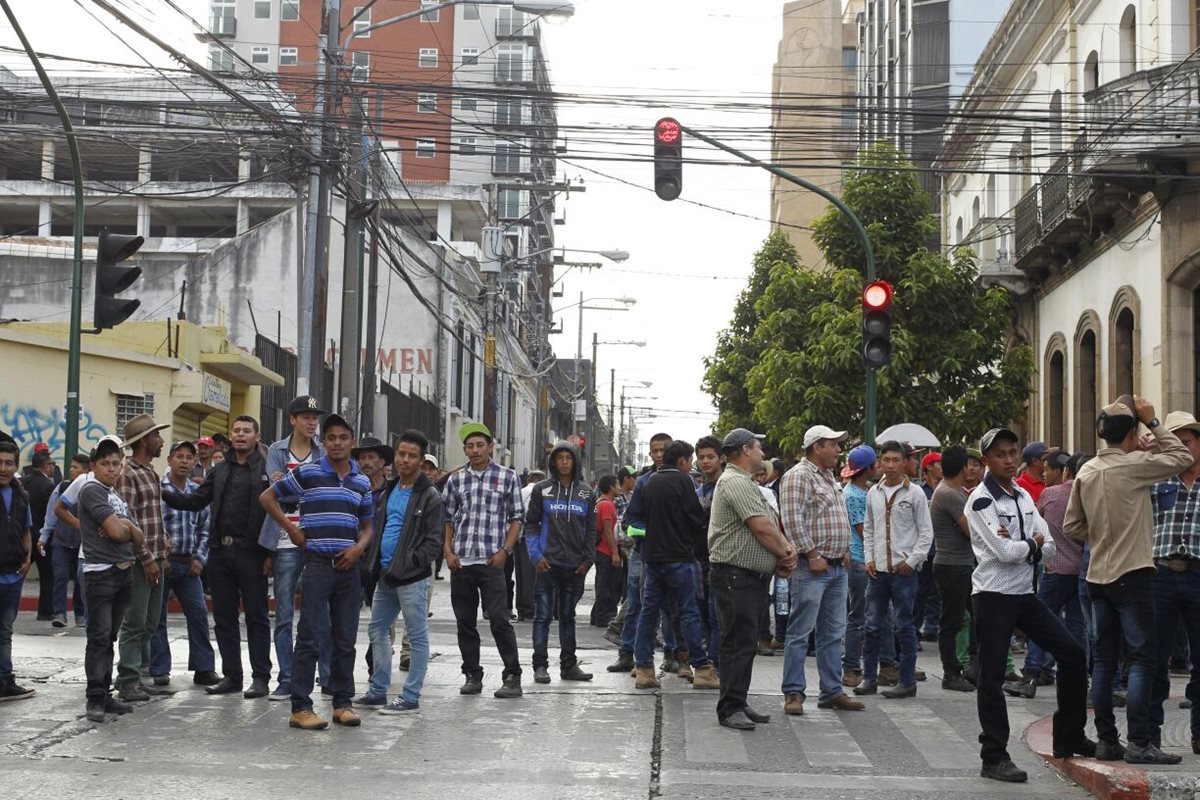 Miembros del sector ganadero bloquearon alrededores del Congreso como medida de presión. (Foto: Paulo Raquec)
