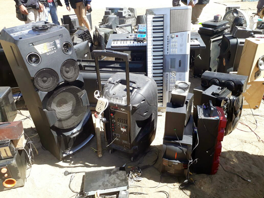 Sofisticados equipos de sonido y de televisión fueron localizados en Granja Penal Cantel, en Cantel, Quetzaltenango. (Foto Prensa Libre: Carlos Ventura)