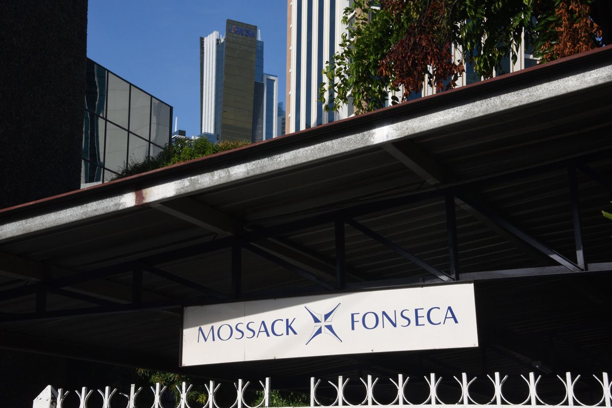 El ministro admitió que formó parte de una sociedad anónima creada por el bufete Mossack Fonseca. (Foto Prensa Libre: AFP).