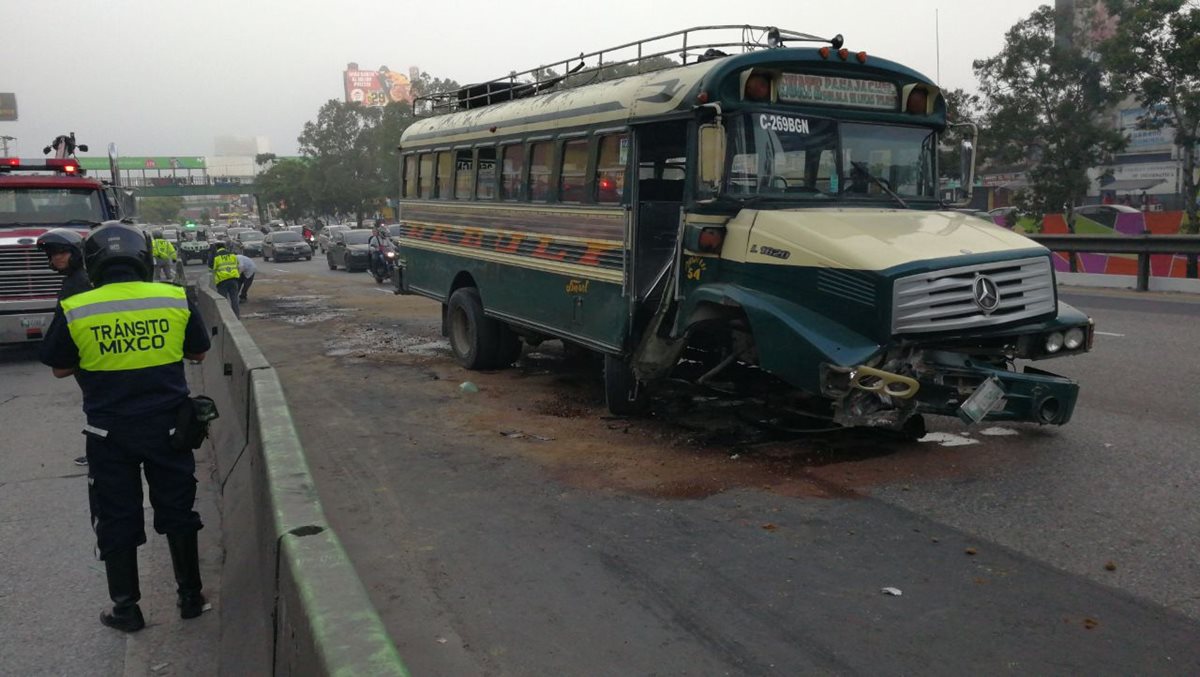 El bus de transporte extraurbano colisionó contra los separadores viales de concreto en el Trébol. (Foto Prensa Libre: Érick Ávila)