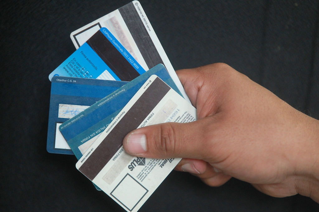 Bien usadas, las tarjetas de crédito son unos buenos mecanismos de pago, pero pueden causar problemas financieros personales o familiares si no se saben usar, indicó el consultor César Tánchez. (Foto Prensa Libre: Hemeroteca PL)