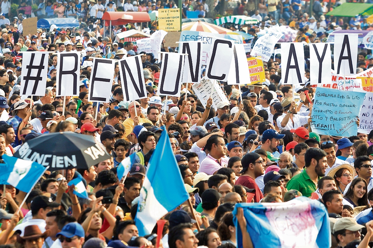 Frente al Congreso de la República, cientos de guatemaltecos celebraron la decisión de retirarle la inmunidad al entonces presidente Otto Pérez Molina.