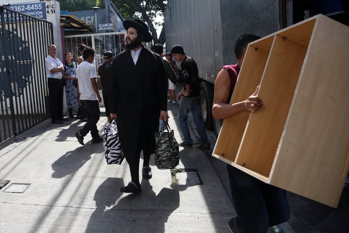 Las personas dejaron el edificio en la zona 4 de la capital para mudarse a Santa Rosa. (Foto Prensa Libre: EFE)