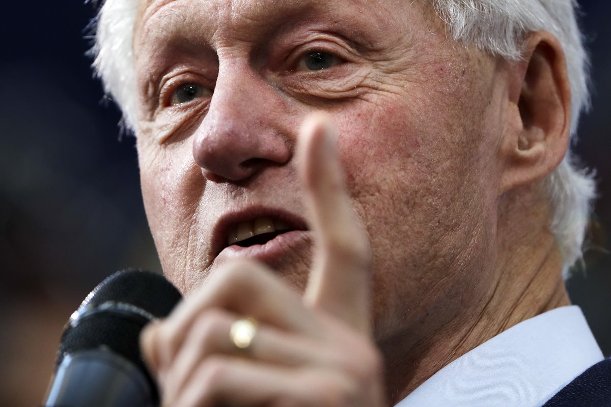 El expresidente Bill Clinton es acusado de haber tocado a una mujer en 1980. (Foto Prensa Libre: AP).