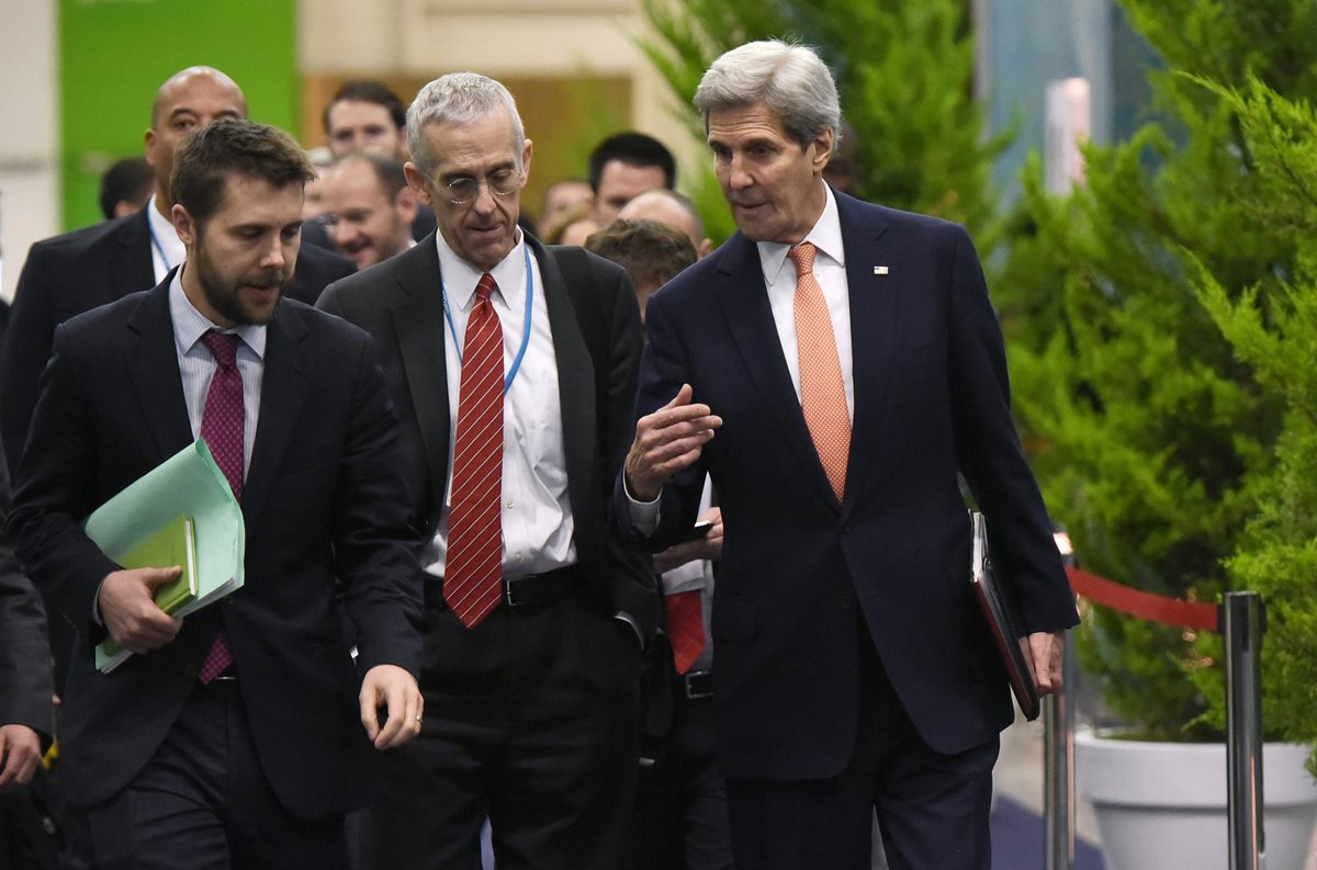 John Kerry, secretario de Estado de EE. UU. (izquierda), junto a la delegación de su país que negocia el acuerdo en París. (Foto Prensa Libre: AP).