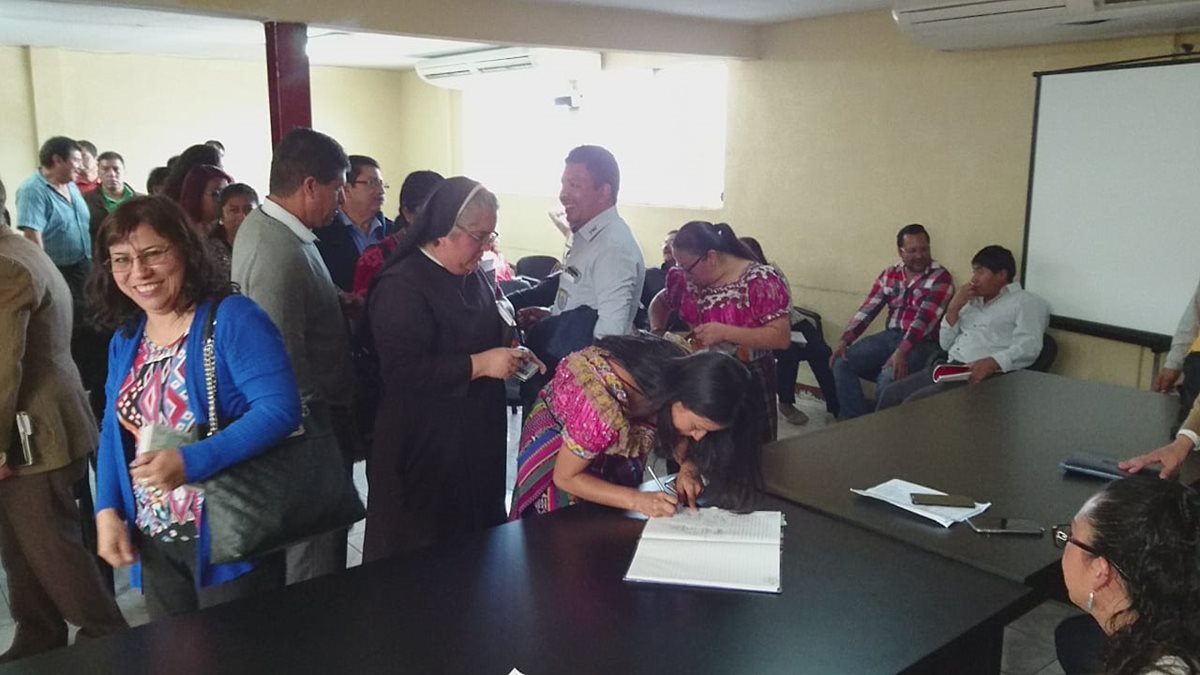 Directores de establecimientos educativos firman acta en la que se confirma la suspensión del desfile cívico de ese 15 de septiembre en Santa Cruz del Quiché. (Foto Prensa Libre: Héctor Cordero).