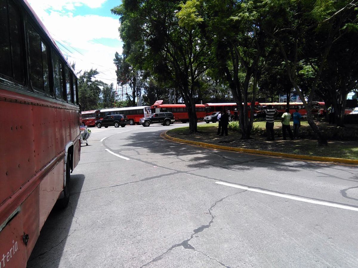 Conductores estacionan autobuses frente a la sede del Ministerio de Comunicaciones, en zona 13. (Foto Prensa Libre: Estuardo Paredes)