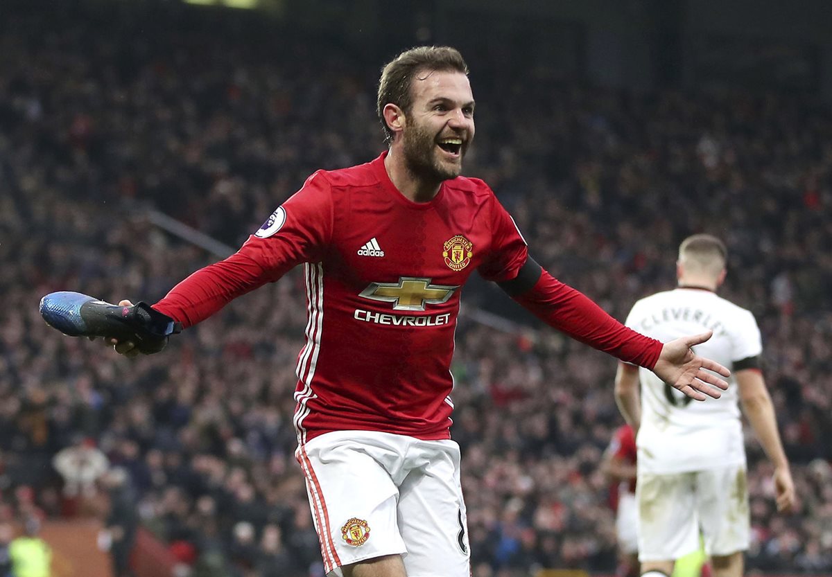 Juan Mata abrió el camino al triunfo en Old Trafford. (Foto Prensa Libre: AP)