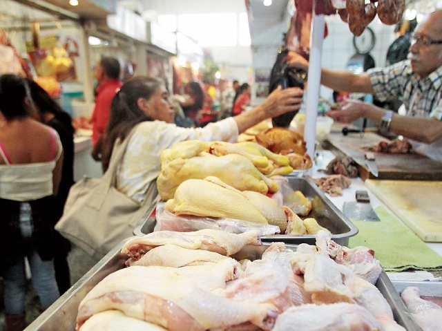 En el 2016, el precio de la libra de pollo registró un aumento de Q1. Importadores argumentan el arancel. (Foto Prensa Libre: Álvaro Interiano)