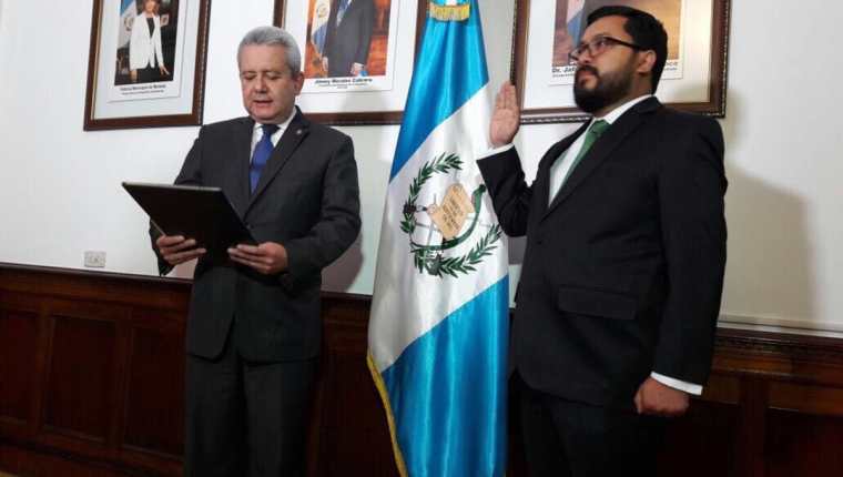 Carlos Velásquez Monge es juramentado como nuevo Ministro de Desarrollo Social. (Foto: Secretaría General de la Presidencia)