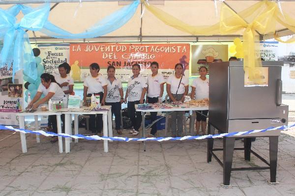 Grupo de Jóvenes muestra sus productos.
