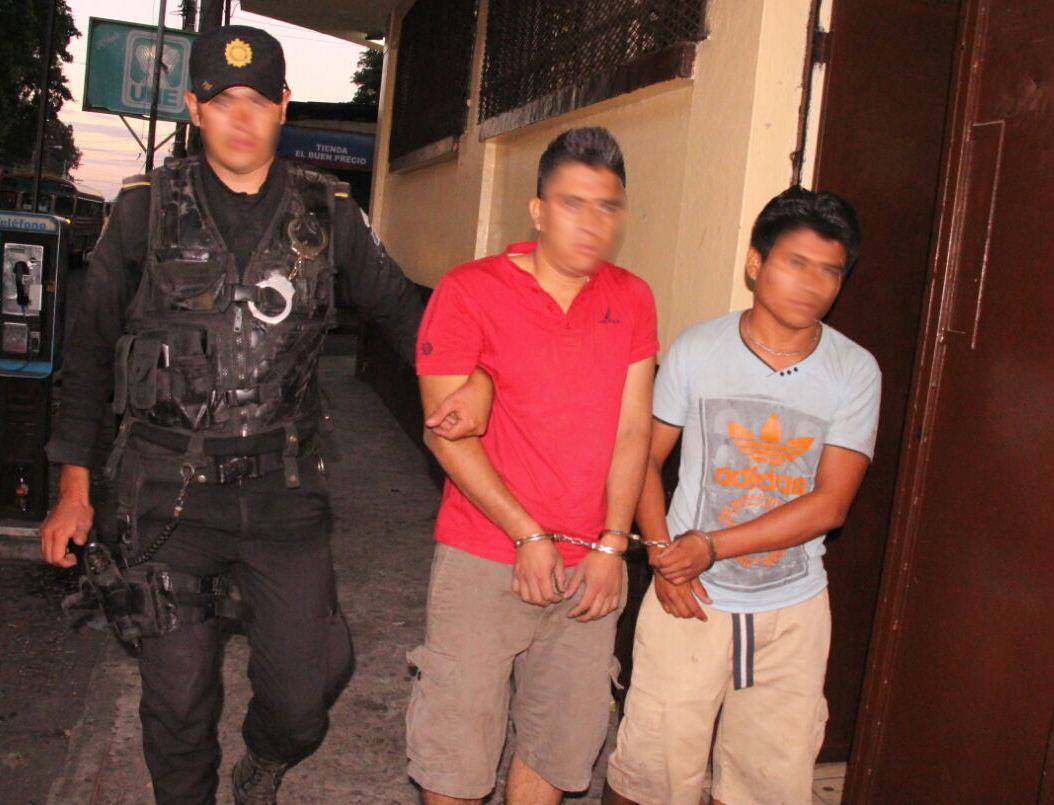 Dos de los capturados durante persecución en Masagua, Escuintla. (Foto Prensa Libre: PNC).