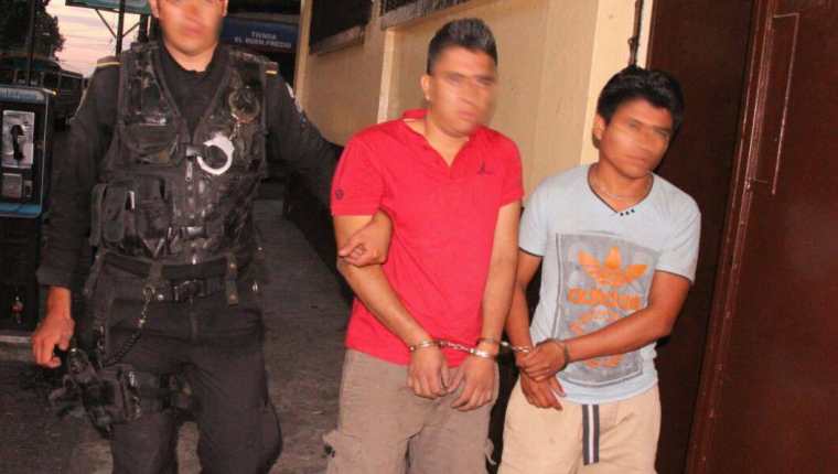Dos de los capturados durante persecución en Masagua, Escuintla. (Foto Prensa Libre: PNC).