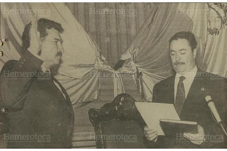 Ramiro de León (izquierda) es juramentado como presidente por José Lobo Dubón, presidente del Congeso, el 5 de junio de 1993. (Foto: Hemeroteca PL)