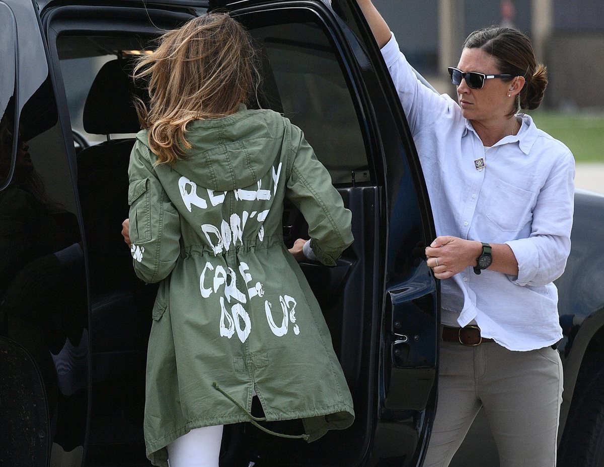 El presidente Trump, publicó en su cuenta de Twitter que el mensaje en la prenda que llevó su esposa iba dirigido a los medios de comunicación. (Foto Prensa Libre : AFP)