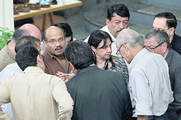 Los decanos  se reúnen en grupos, durante un largo receso, para discutir los nombres que faltaban. (Foto Prensa Libre: Álvaro Interiano)