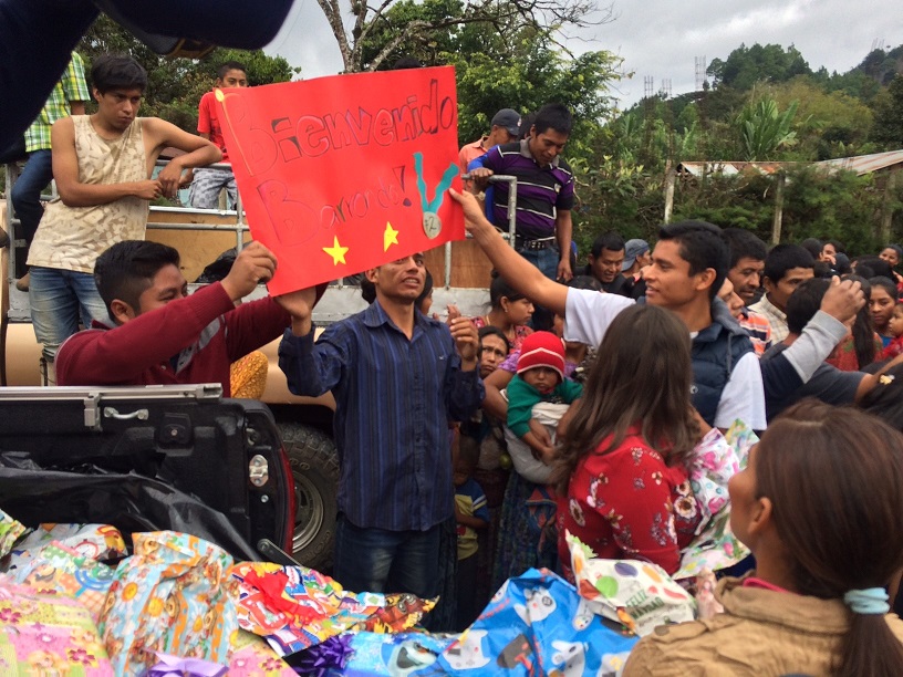 Érick Barrondo comparte con los pequeños en la comunidad de Baleu, San Cristóbal Verapaz. (Foto Prensa Libre: Eduardo Sam Chun)