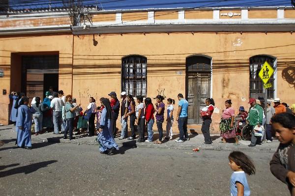 Personas reciben víveres frente a la iglesia Belén en la zona 1. (Foto Prensa Libre: Álvaro Interiano)<br _mce_bogus="1"/>