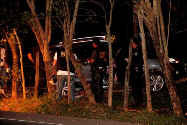 MP examina la escena del crimen. (Foto Prensa Libre)<br _mce_bogus="1"/>