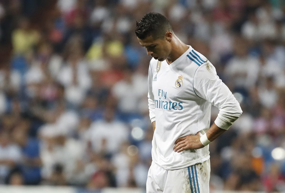 El portugués Cristiano Ronaldo luce desconsolado al final del partido en el Santiago Bernabéu. (Foto Prensa Libre: EFE)